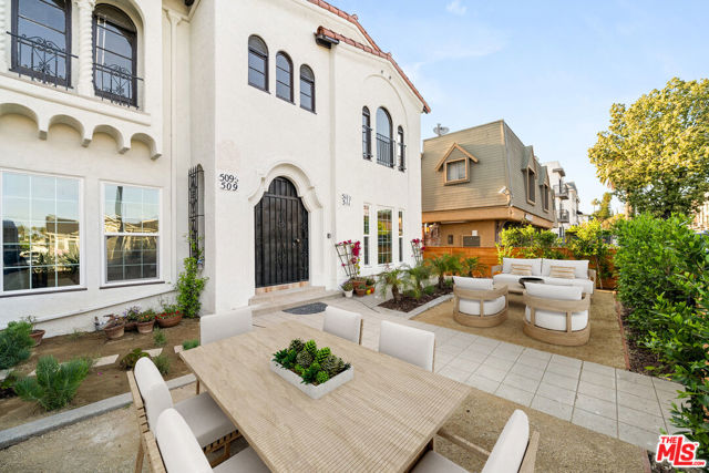 509 N Hobart Boulevard, Los Angeles CA: https://media.crmls.org/mediaz/2e4c3c50-3e00-40a0-85d0-a140f1a12bc1.jpg