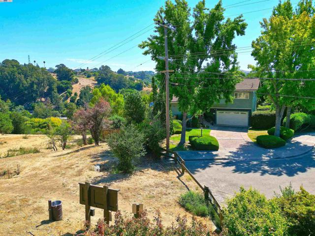 5295 Winifred Dr, Castro Valley CA: https://media.crmls.org/mediaz/2e4c7c82-1106-4fde-acb3-1d6ab85765c2.jpg