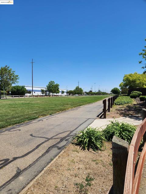 133 Havenwood Ave, Brentwood CA: https://media.crmls.org/mediaz/2e4cd596-7eaf-4840-baf9-8964482c7901.jpg