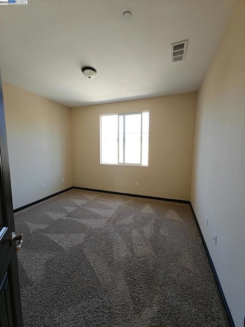 7283 Abbey Dr, Vallejo CA: https://media.crmls.org/mediaz/2e4d42de-2ddf-4a2e-ba1e-c8b8247e539c.jpg