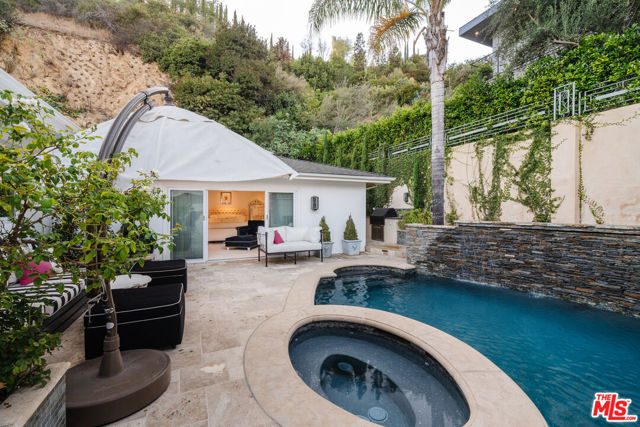 1455 Rising Glen, Los Angeles CA: https://media.crmls.org/mediaz/2e4d5019-2c55-41a8-a4e0-19114bcc2c27.jpg