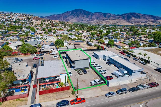 913 Grand Ave, Spring Valley CA: https://media.crmls.org/mediaz/2e4f7055-101c-4d01-9c1e-6af325ecd216.jpg