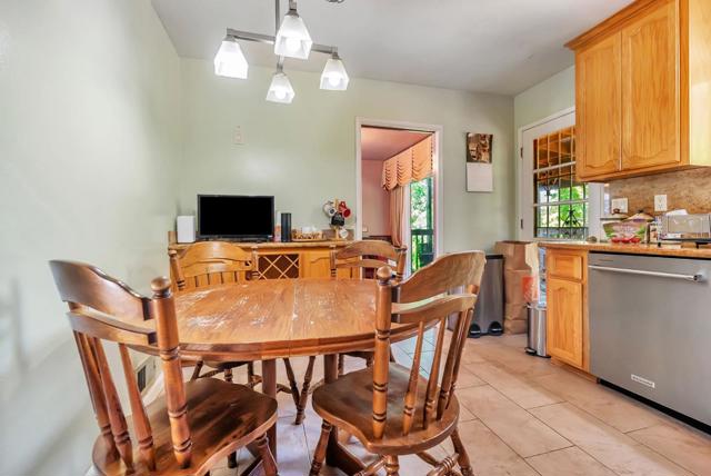 33 Woodcliff Court, Oakland CA: https://media.crmls.org/mediaz/2e5013f1-ccd6-46b6-80a3-f1cfa8088c84.jpg