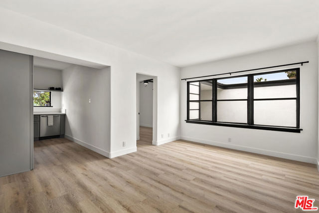 4723 Beverly Boulevard, Los Angeles CA: https://media.crmls.org/mediaz/2e50e96c-88e1-46c5-99f6-acc2d1c095ce.jpg