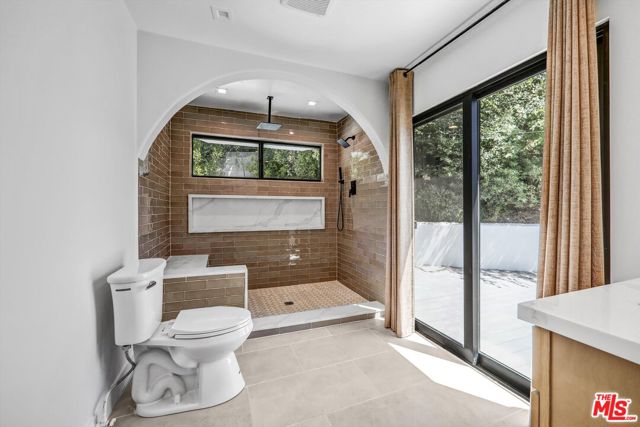 3236 Primera Avenue, Los Angeles CA: https://media.crmls.org/mediaz/2e512b2b-2f40-4bbc-8edc-3c0b14179bd7.jpg