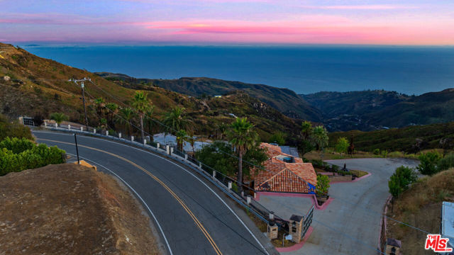 23010 Saddle Peak Road, Topanga CA: https://media.crmls.org/mediaz/2e51455d-7a05-4b0e-96e8-aa04e44a649d.jpg
