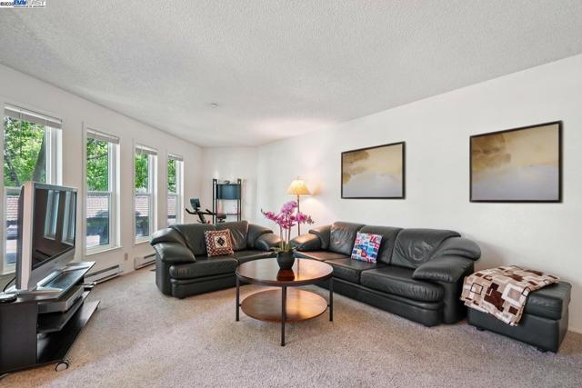 39490 Albany Cmn, Fremont CA: https://media.crmls.org/mediaz/2e517f68-b135-4ad2-af45-83d9803d13dd.jpg