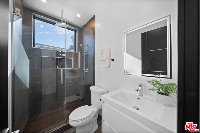 5812 Willis Avenue, Sherman Oaks CA: https://media.crmls.org/mediaz/2e524e4b-37ab-4479-8879-f535c516e036.jpg