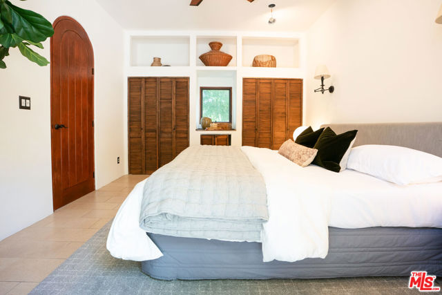 4559 E Rose Hill Drive, Los Angeles CA: https://media.crmls.org/mediaz/2e52e57f-6343-48c9-83aa-5d8d7f3d9c8f.jpg