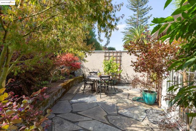 541 Boulevard Way, Piedmont CA: https://media.crmls.org/mediaz/2e531b73-1e5f-4d45-aca2-167c87dbd967.jpg
