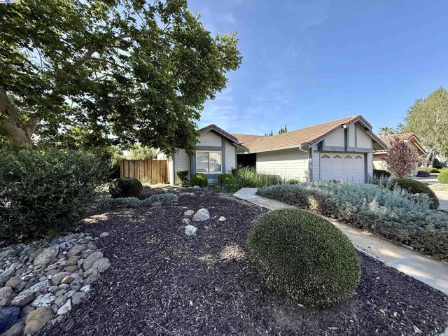6291 Calle Fuego, Pleasanton CA: https://media.crmls.org/mediaz/2e5361a9-b8e9-4630-a8c0-b444a65ac697.jpg