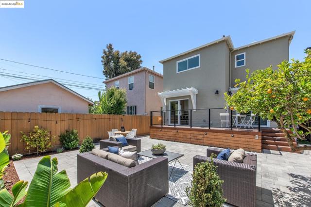 1026 Court St, Alameda CA: https://media.crmls.org/mediaz/2e5411f9-83bd-4f12-aa5e-1be4ce116049.jpg