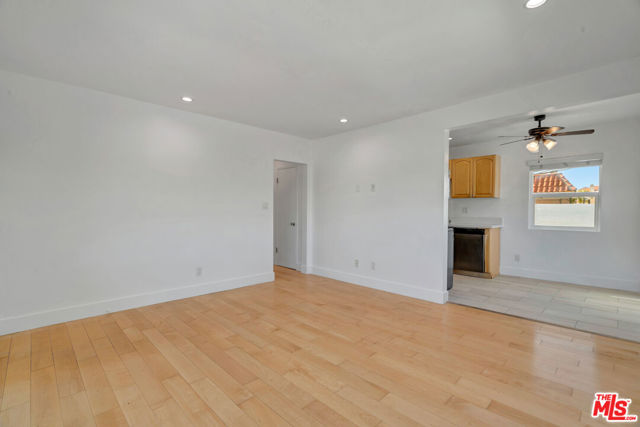 119 Paloma Avenue, Venice CA: https://media.crmls.org/mediaz/2e54f338-6845-4724-b0ff-b39ff876133a.jpg
