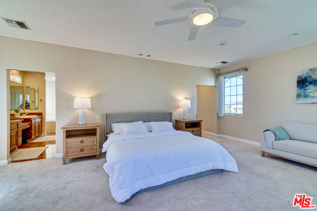 1008 Harbor Crossing Lane, Marina del Rey CA: https://media.crmls.org/mediaz/2e550cc9-fb2b-41d6-812b-55ab2b5ab66f.jpg