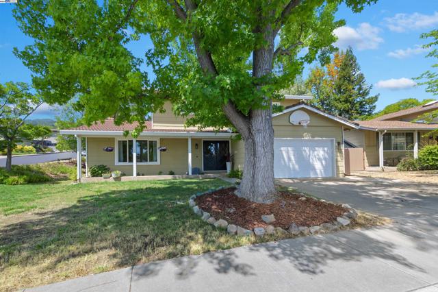 7606 Desertwood Ln, Pleasanton CA: https://media.crmls.org/mediaz/2e556ae5-bbb7-40c9-90ac-1a0d479d94c7.jpg