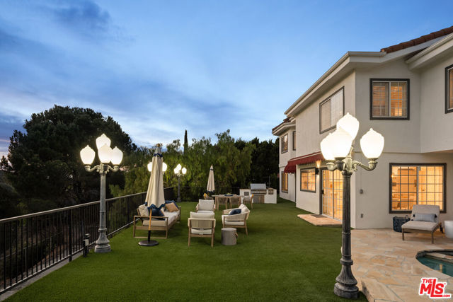 16979 Encino Hills Drive, Encino CA: https://media.crmls.org/mediaz/2e55f941-d081-487a-9814-8d3b2d7e5f01.jpg
