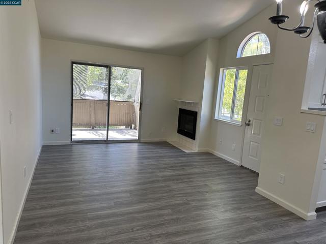 161 Tuscany Ct, Hercules CA: https://media.crmls.org/mediaz/2e56377f-2de7-4126-b697-cd963928b39c.jpg