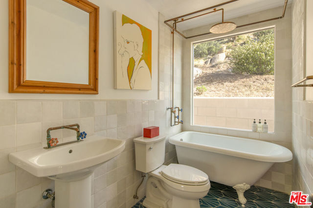 5637 Minna Gombell Lane, Pioneertown CA: https://media.crmls.org/mediaz/2e56a130-2936-4fba-bfa3-f686fa0586ac.jpg