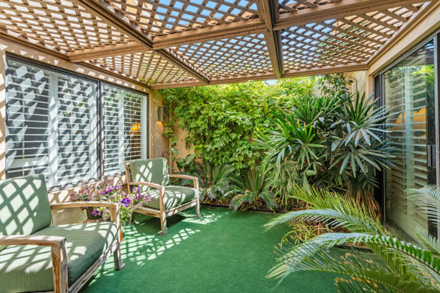 9 Acapulco Drive, Palm Desert CA: https://media.crmls.org/mediaz/2e573533-0cab-4480-91e1-b16674bd6044.jpg