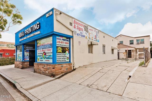 426 W Arbor Vitae Street, Inglewood CA: https://media.crmls.org/mediaz/2e58036a-ee39-407e-b23f-a11008b88f4e.jpg