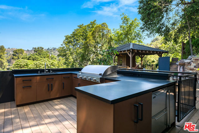 3000 Cornwall Drive, Glendale CA: https://media.crmls.org/mediaz/2e58251e-a72e-4992-a090-7363648c0b9d.jpg