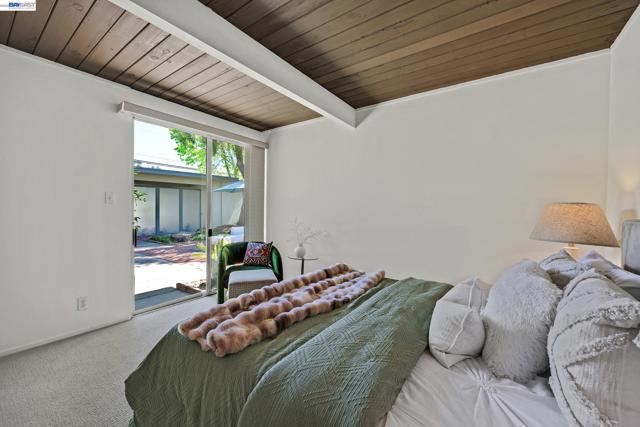 5354 Greenridge Rd, Castro Valley CA: https://media.crmls.org/mediaz/2e58d7fd-66e3-4293-b948-92d2c8c4f395.jpg