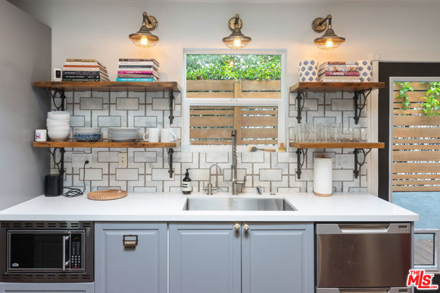 1774 Washington Way, Venice CA: https://media.crmls.org/mediaz/2e58dbd9-b888-4a2d-8762-cdc4ff97e96b.jpg