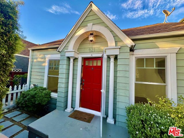 421 Grand Boulevard, Venice CA: https://media.crmls.org/mediaz/2e5ae1f3-d765-4593-b7e9-01f1c99361ad.jpg