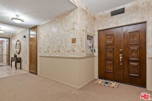 17130 Burbank Boulevard, Encino CA: https://media.crmls.org/mediaz/2e5b0bb2-8c12-4c6e-99fc-42176f5f2d66.jpg