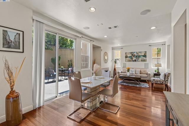 34906 Herringbone Ct, Union City CA: https://media.crmls.org/mediaz/2e5b6b83-114b-4c7e-86fe-2aba828e9fbd.jpg