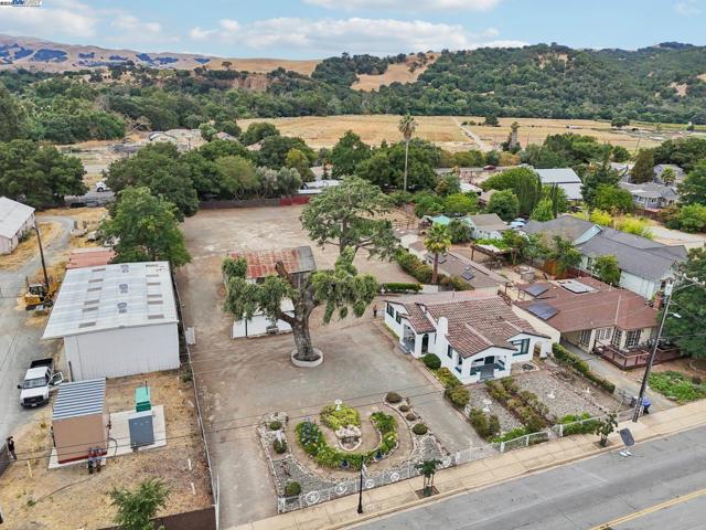 11768 Main St, Sunol CA: https://media.crmls.org/mediaz/2e5b909f-06fb-4266-8ab9-4c9b82787003.jpg