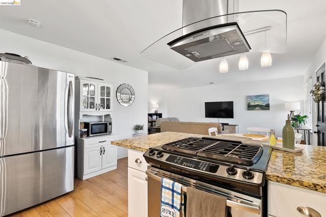 4855 Edgewood Ct, Oakley CA: https://media.crmls.org/mediaz/2e5b9b36-18e1-4ca6-a68e-f34d3d84e0e8.jpg