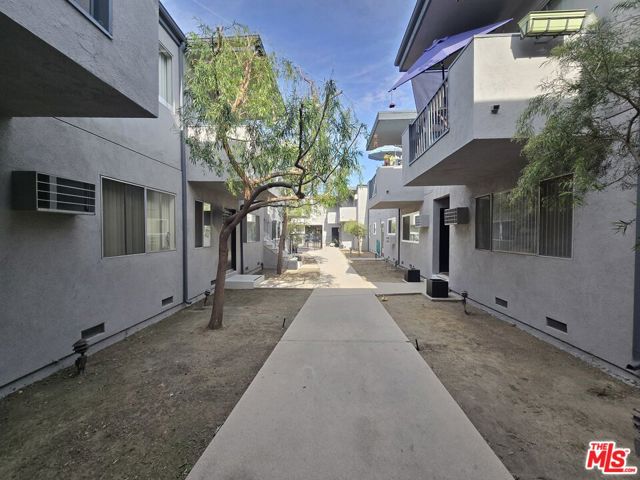 5720 Yolanda Avenue, Tarzana CA: https://media.crmls.org/mediaz/2e5bc245-7ac0-4290-91a5-5c8d8714f558.jpg