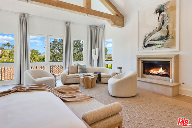 812 N Bedford Drive, Beverly Hills CA: https://media.crmls.org/mediaz/2e5bde61-7687-49dc-8fdf-a6d14f80f589.jpg