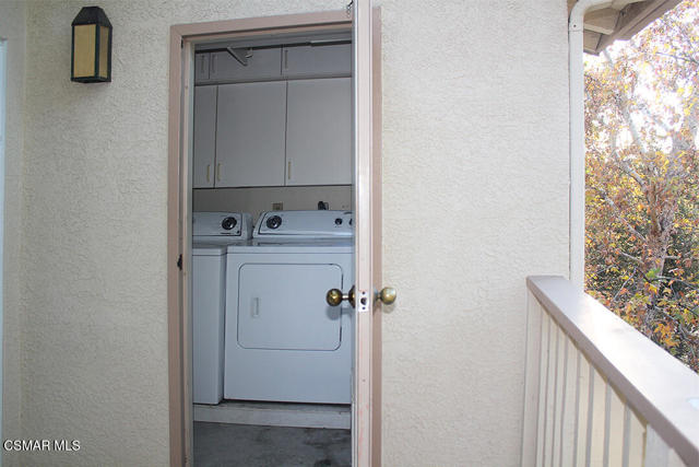 697 Sutton Crest Trail, Oak Park CA: https://media.crmls.org/mediaz/2e5bf327-c92e-4ca3-aaef-b2f3c5c7b114.jpg