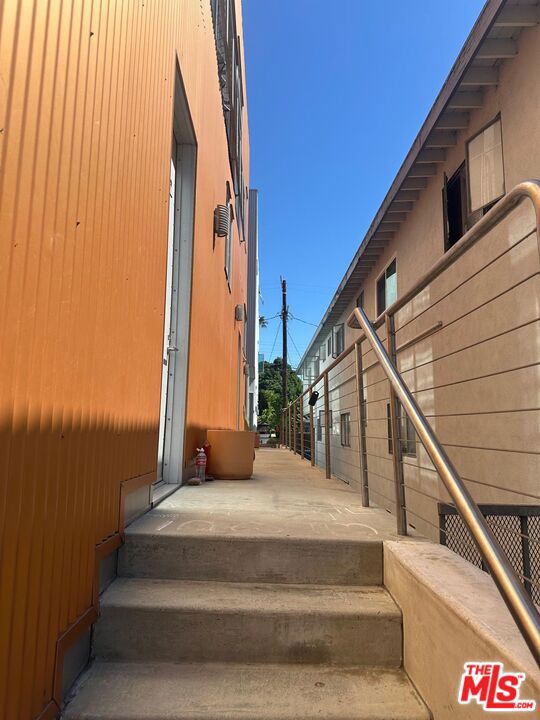 2452 Penmar Avenue, Venice CA: https://media.crmls.org/mediaz/2e5c2c16-ea79-48e3-910c-be9bdb5600cd.jpg