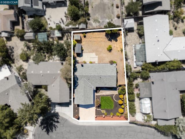 1950 Emerald St, Concord CA: https://media.crmls.org/mediaz/2e5c34af-b171-4c1c-969e-599b52b0c594.jpg