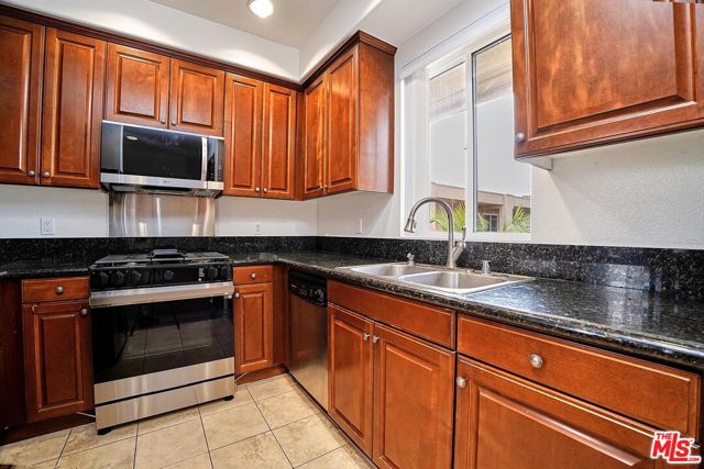 1401 S St Andrews Place, Los Angeles CA: https://media.crmls.org/mediaz/2e5d120a-3cf6-4b44-9a64-80b398af8e78.jpg