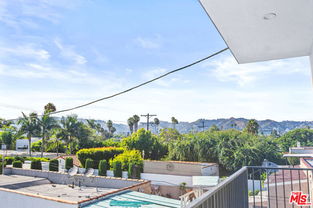 535 N Formosa Avenue, Los Angeles CA: https://media.crmls.org/mediaz/2e5ea827-40a9-4159-8a2b-a9db6769fae7.jpg