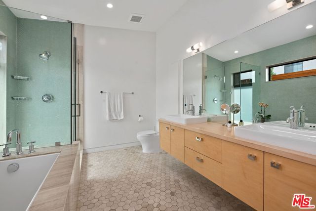 4276 Campbell Drive, Los Angeles CA: https://media.crmls.org/mediaz/2e5f05d5-02b1-4163-b716-ed8dc9710d1a.jpg