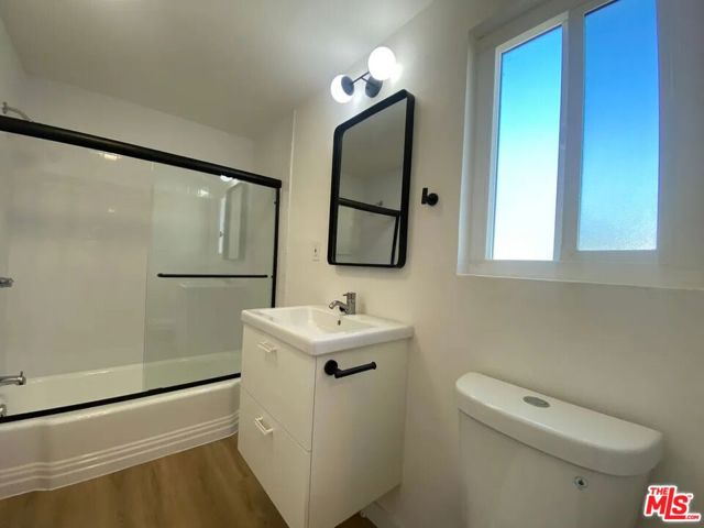 5115 Clinton Street, Los Angeles CA: https://media.crmls.org/mediaz/2e5f837c-3f74-475f-890e-df3a6967f164.jpg