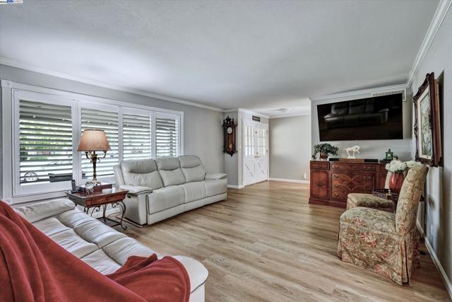 2369 Woodthrush Way, Pleasanton CA: https://media.crmls.org/mediaz/2e60da95-7980-4d3d-b370-9346fd360e71.jpg
