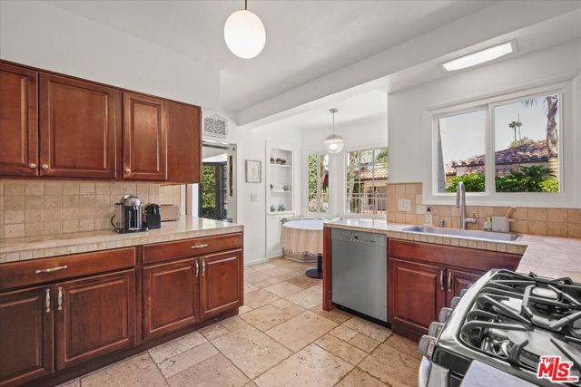 6119 Del Valle Drive, Los Angeles CA: https://media.crmls.org/mediaz/2e60e587-da09-4f4b-b1ad-829b8653ca20.jpg