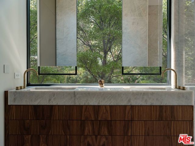 3748 Berry Drive, Studio City CA: https://media.crmls.org/mediaz/2e616408-5fa9-4a32-873e-e737f59ba289.jpg