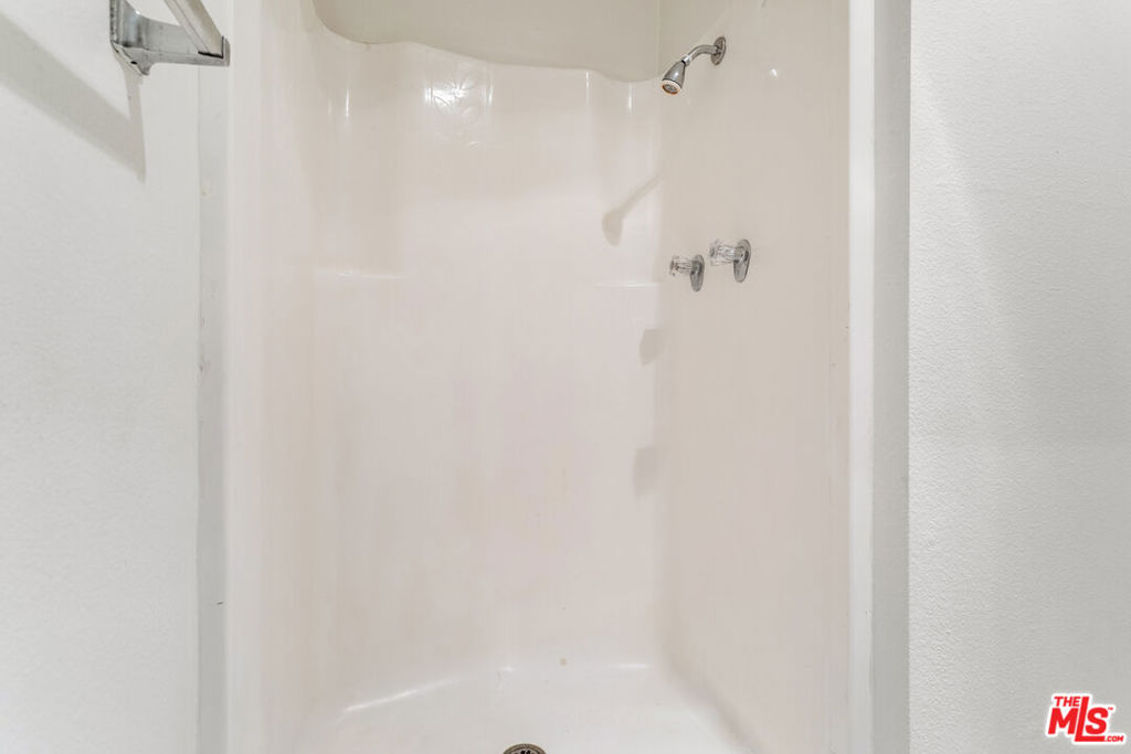https://media.crmls.org/mediaz/2e61c975-274c-49cb-bdf9-da3e9c9d842d.jpg?preset=X-Large