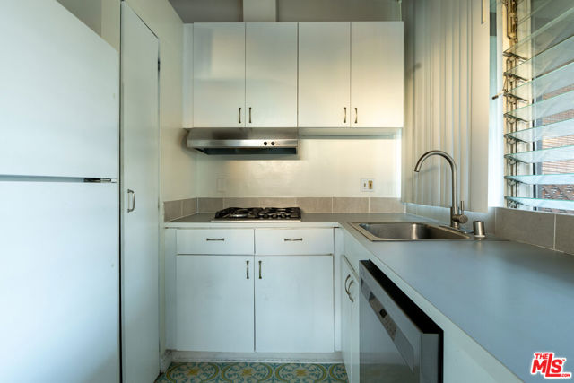 11133 Rose Avenue, Los Angeles CA: https://media.crmls.org/mediaz/2e6266ad-8c66-45d0-88fb-48a2503f0a8d.jpg