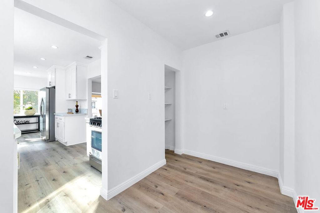 https://media.crmls.org/mediaz/2e631aec-c31a-465d-b510-efa803c36002.jpg?preset=X-Large
