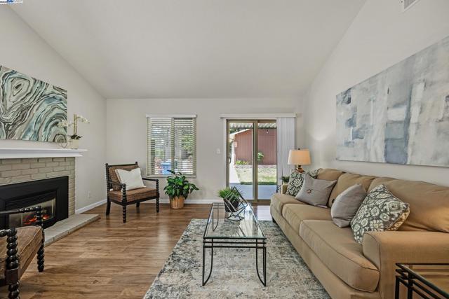 36055 Easterday Way, Fremont CA: https://media.crmls.org/mediaz/2e632796-bea1-44aa-b5d3-8a65b5f07dc0.jpg