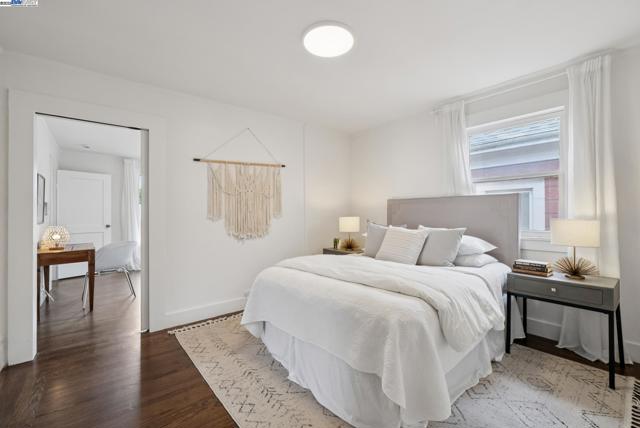 1805 Eagle Ave, Alameda CA: https://media.crmls.org/mediaz/2e64380a-7fb4-448f-9b2a-a355f29f1c29.jpg