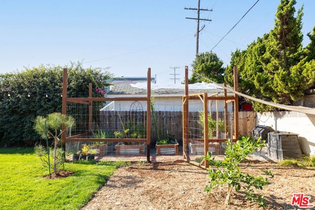 341 E 64th Street, Los Angeles CA: https://media.crmls.org/mediaz/2e643f9f-644b-4989-b1fd-1e49f4333531.jpg